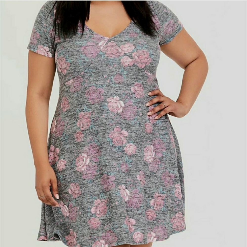 NWT Torrid Dress 1X Soft Plush Floral Gray and Pink Short Sleeve V-Neck Skater